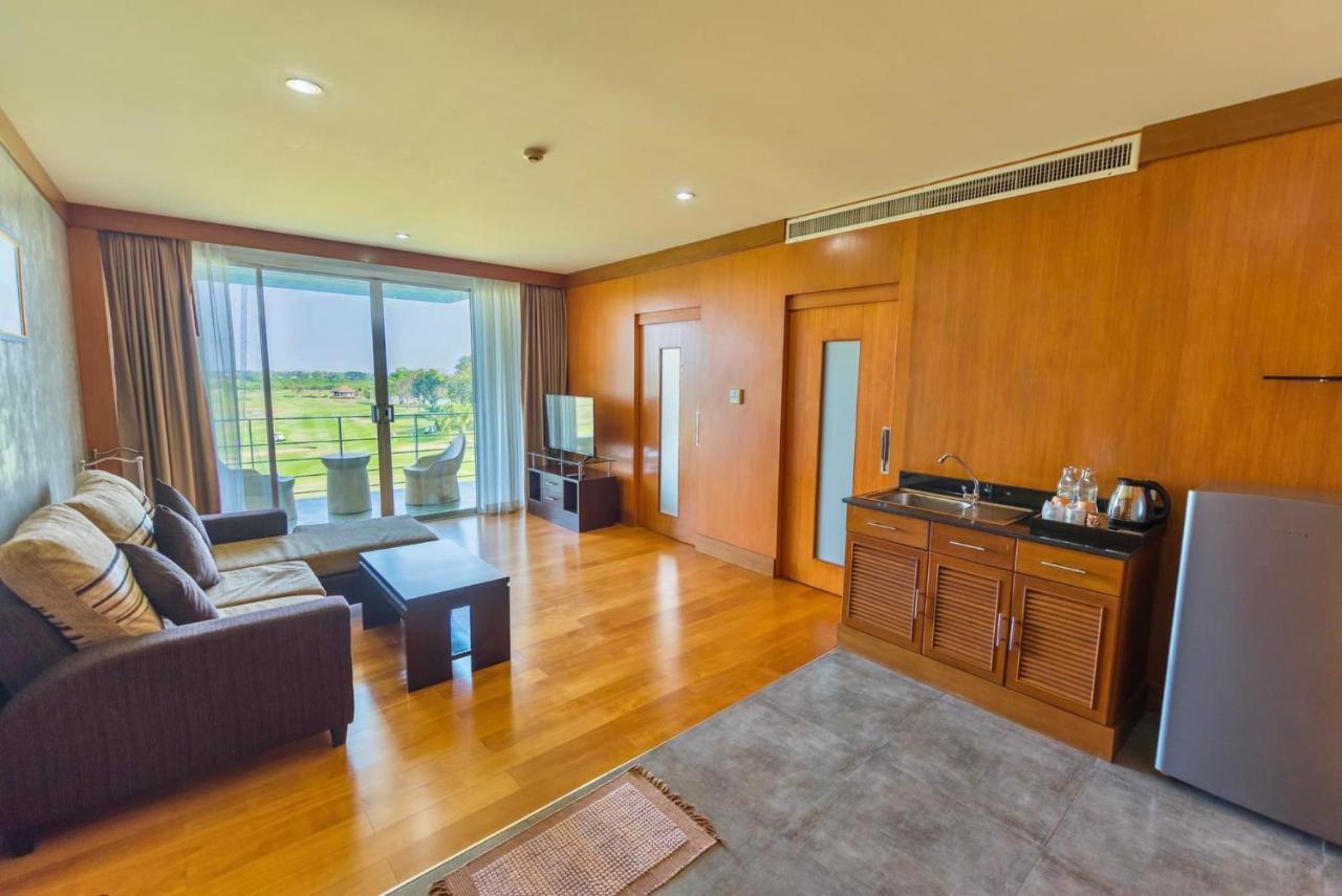 Uniland Golf & Resort Nakhon Pathom Ngoại thất bức ảnh