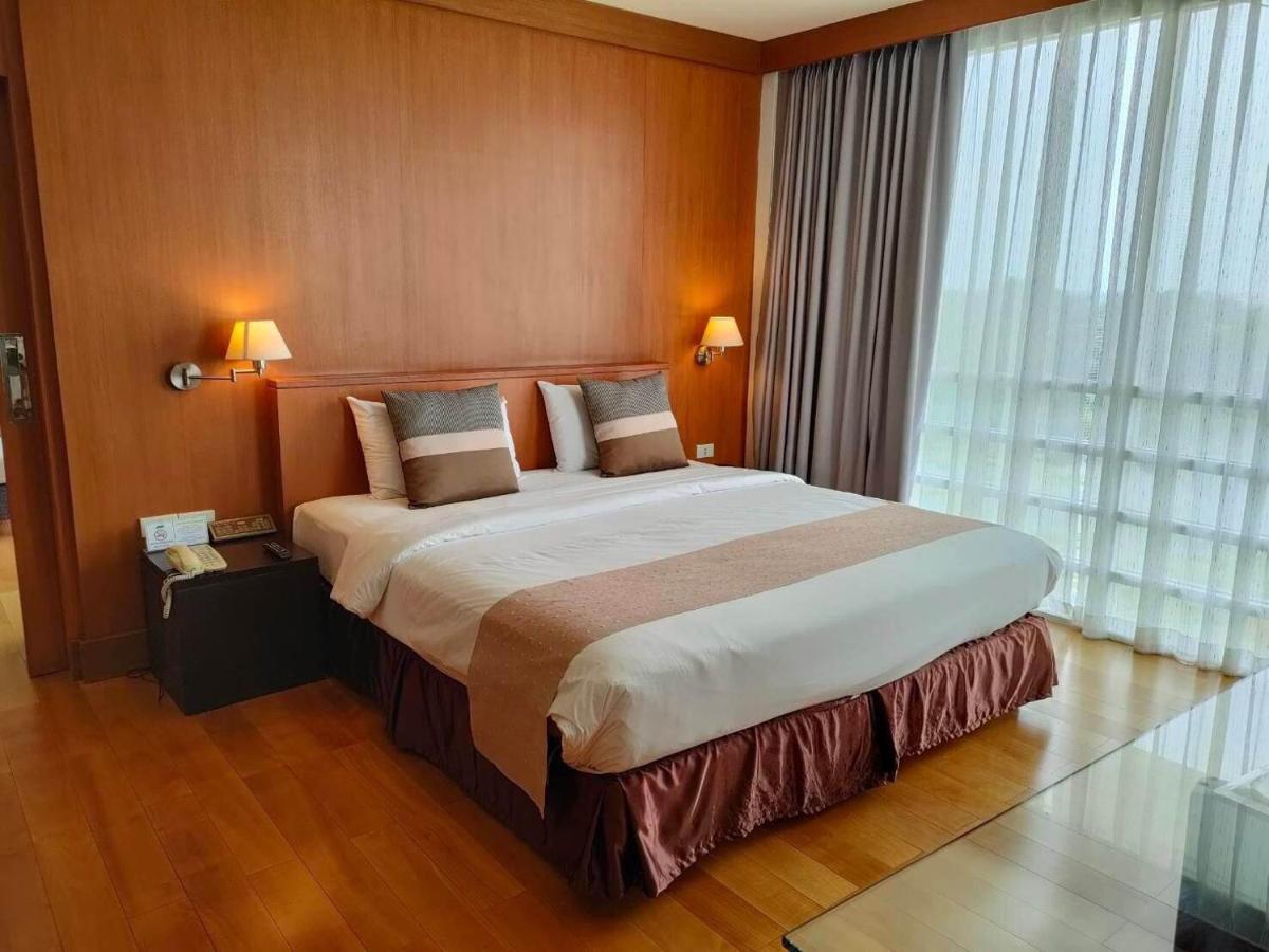 Uniland Golf & Resort Nakhon Pathom Ngoại thất bức ảnh