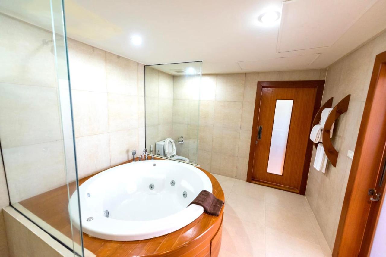 Uniland Golf & Resort Nakhon Pathom Ngoại thất bức ảnh