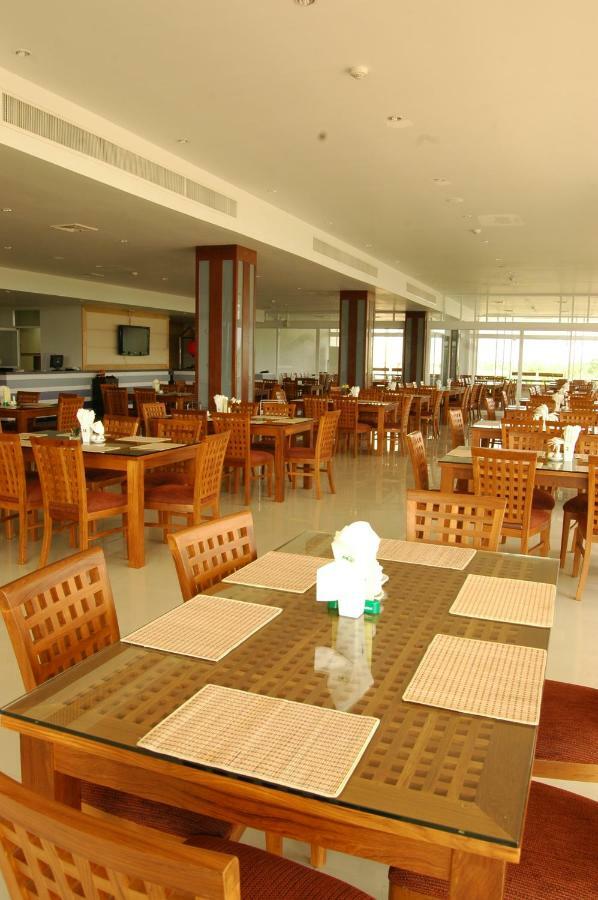 Uniland Golf & Resort Nakhon Pathom Ngoại thất bức ảnh