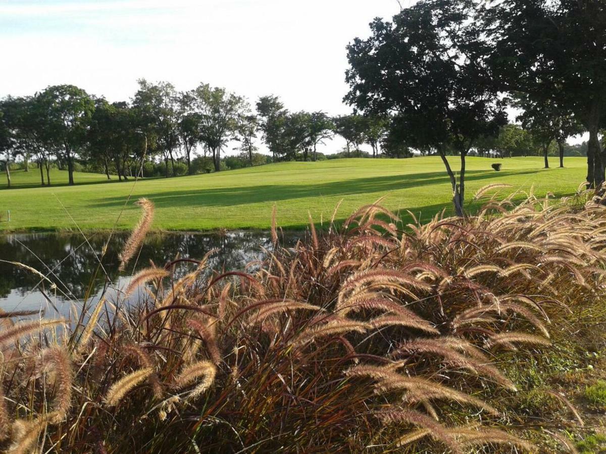Uniland Golf & Resort Nakhon Pathom Ngoại thất bức ảnh
